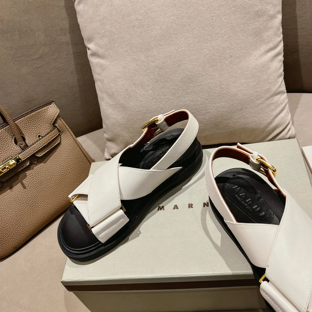 👟👟Ex-factory price 440👟👟 Marni Mani, popular online celebrity style, Taobao, popular single style in physical stores! Thick-soled, elevated classic cross-strap, color-blocked flat-soled cowhide open-toe European and American style women's sandals. Fabric: Cowhide Lining: Sheepskin Outsole: Rubber Button: Gold Size: 35-40